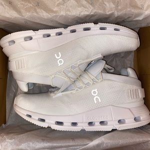 ON CLOUDNOVA SNEAKERS